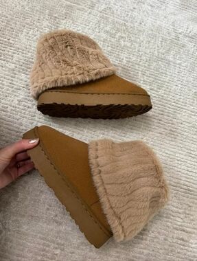 Plush Faux-Fur Lined Women’s Slipper Boot - Tan Women's 40/8.5US